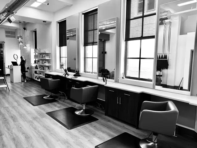 Comptoir de salon à la fermeture, lampe cuivrée