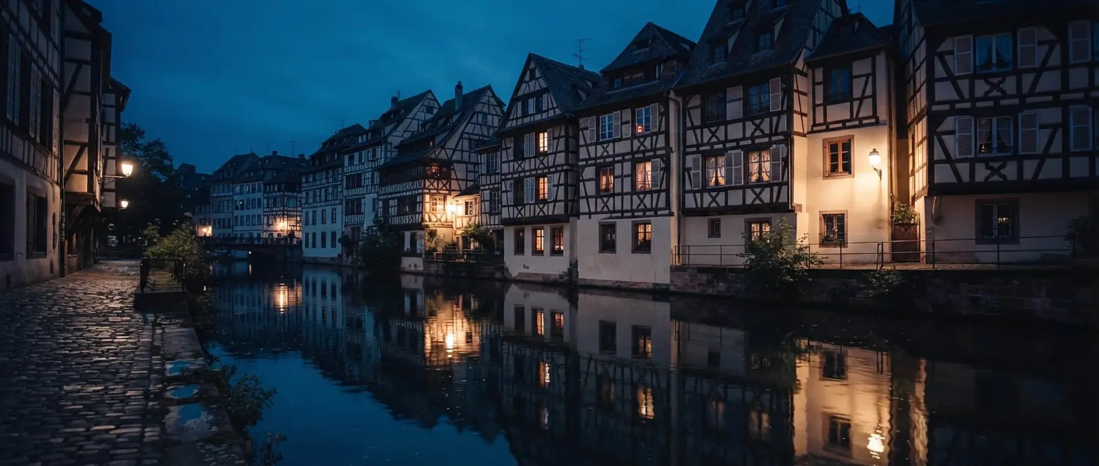 Petite France à l’heure bleue, maisons à colombages sur l’Ill (image d’ambiance)